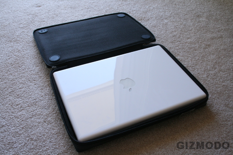 Illustration for article titled Hands-on With Moshi's CODEX MacBook and MacBook Pro Laptop Cases